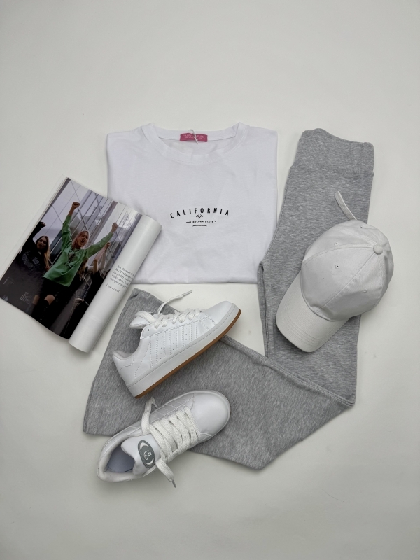 K005 Beyaz Baskılı Tişört Gri Ribana İspanyol Pantolon Beyaz Muadil Sneaker Suni Deri Cap Dörtlü Kombin