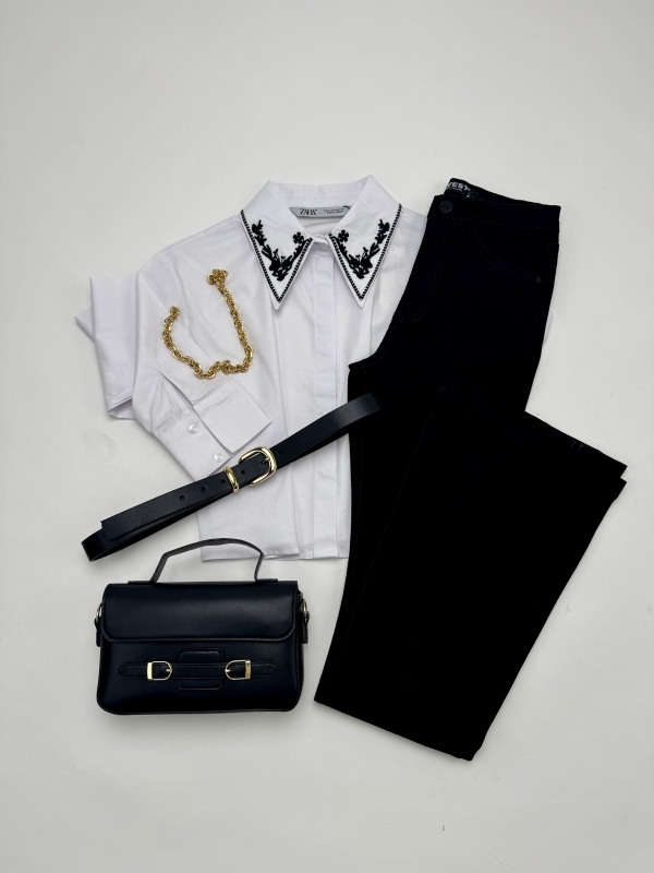 K010 İşlemeli Beyaz Gömlek Siyah İspanyol Jean Tokalı Siyah Çanta Gold Tokalı Kemer Dörtlü Kombin