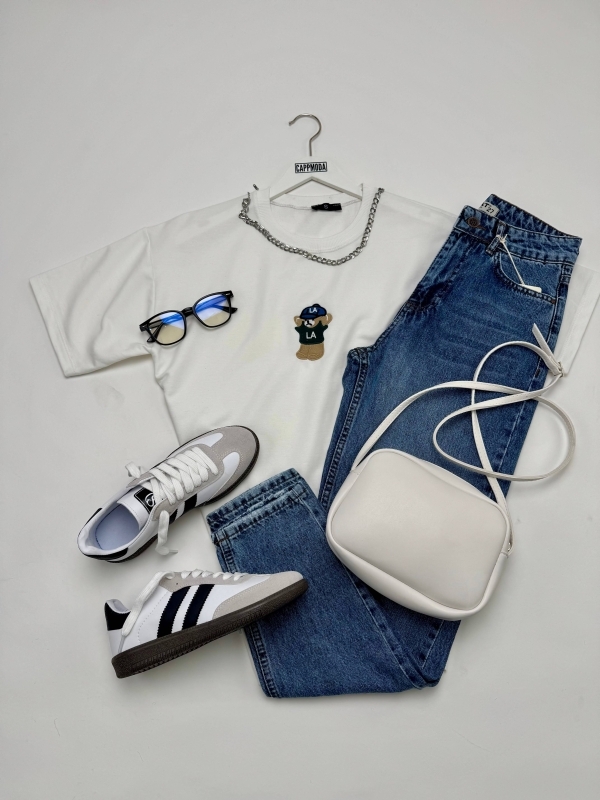 K011 Beyaz İşlemeli Bluz Mavi Mom Jean Beyaz Mini Çanta Beyaz SMB Premium Sneaker Siyah İmaj Gözlüğü Beşli Kombin