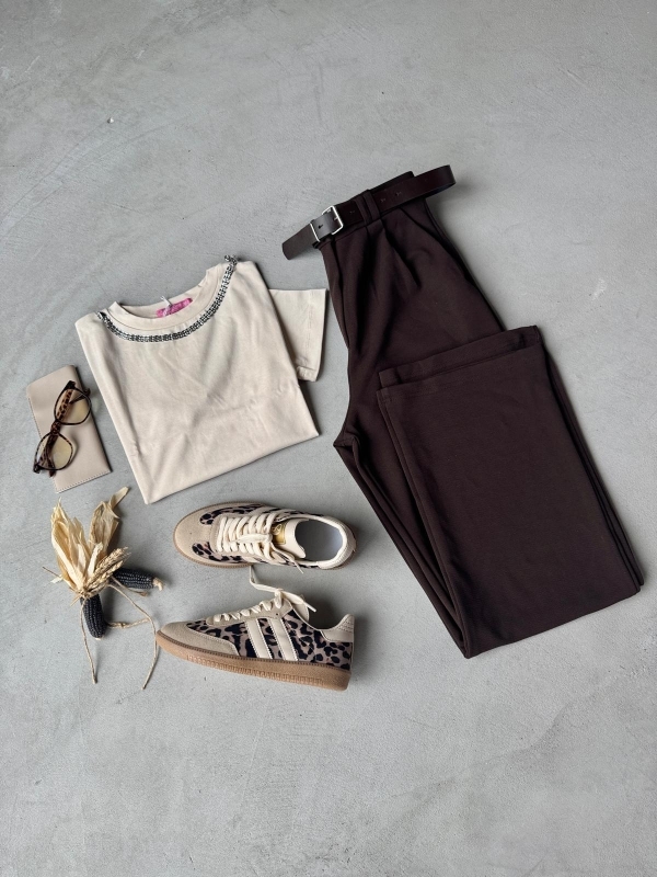 K023 Krem Rengi Tişört Kemerli Palazzo Pantolon Leopar SMB Sneaker Üçlü Kombin