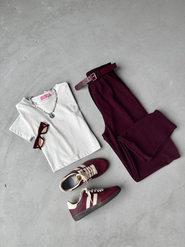 K025 Beyaz Crop Tişört Bordo Kemerli Palazzo Pantolon Şeritli SMB Sneaker Üçlü Kombin