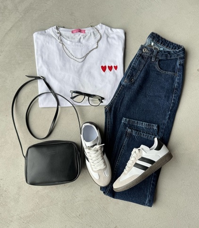 K032 Beyaz Kalp Nakışlı Tişört Koyu Mavi Mom Jean Siyah Omuz Çantası Beyaz Şeritli SMB Sneaker Siyah İmaj Gözlüğü Beşli Kombin