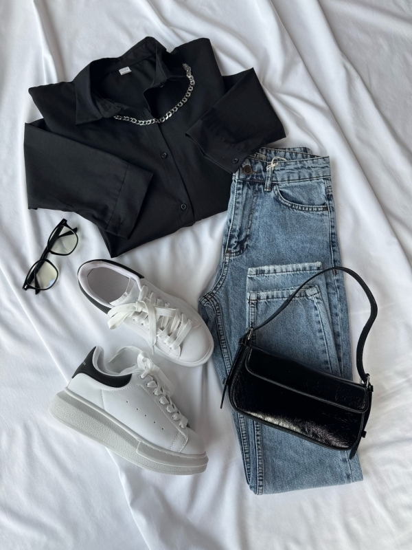 K041 Siyah Düğmeli Gömlek Buz Mavi Mom Jean Siyah Rugan Kapaklı Çanta Beyaz Yüksek Taban Suni Deri Sneaker Dörtlü Kombin