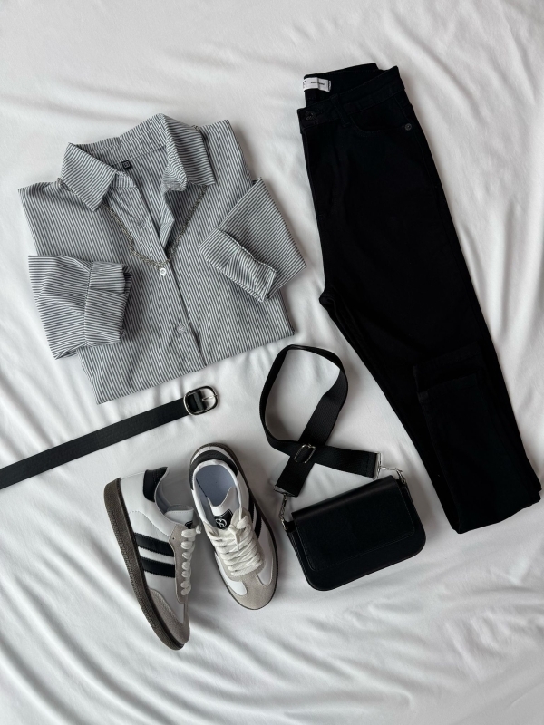 K042 Çizgili Gömlek Siyah Skinny Jean Siyah Çanta Siyah Silver Toka Kemer Şeritli SMB Sneaker Beşli Kombin