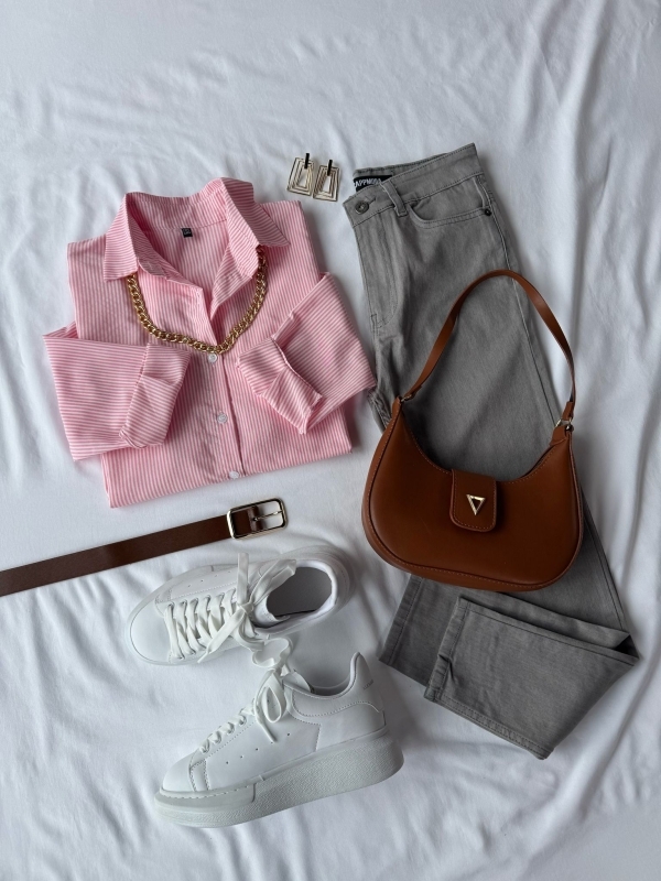 K043 Pembe Çizgili Gömlek Gri Skinny Jean Taba Omuz Çantası Taba Gold Kemer Yüksek Taban Sneaker Beşli Kombin
