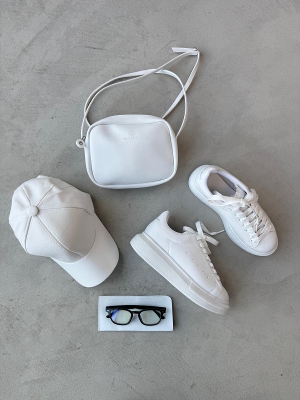K045 Beyaz Suni Deri Çanta Suni Deri Cap Siyah Şeffaf İmaj Gözlüğü Yüksek Taban Sneaker Dörtlü Kombin