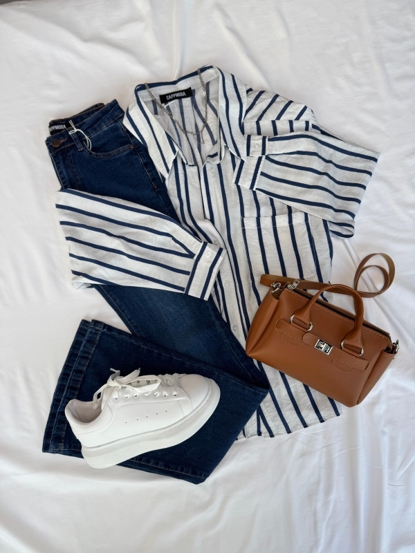 K053 Beyaz Lacivert Çizgili Gömlek Koyu Mavi İspanyol Jean Taba Kilit Detay Çanta Beyaz Yüksek Taban Sneaker Dörtlü Kombin