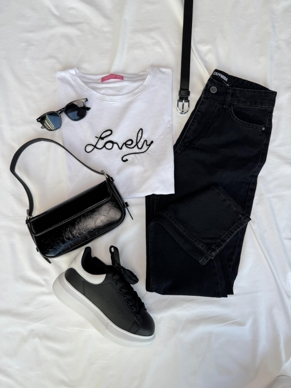 K054 Beyaz Lovely Nakışlı Tişört Siyah Mom Jean Siyah Sılver Toka Kemer Siyah Rugan Kapaklı Çanta Siyaha Beyaz Yüksek Taban Sneaker Beşli Kombin