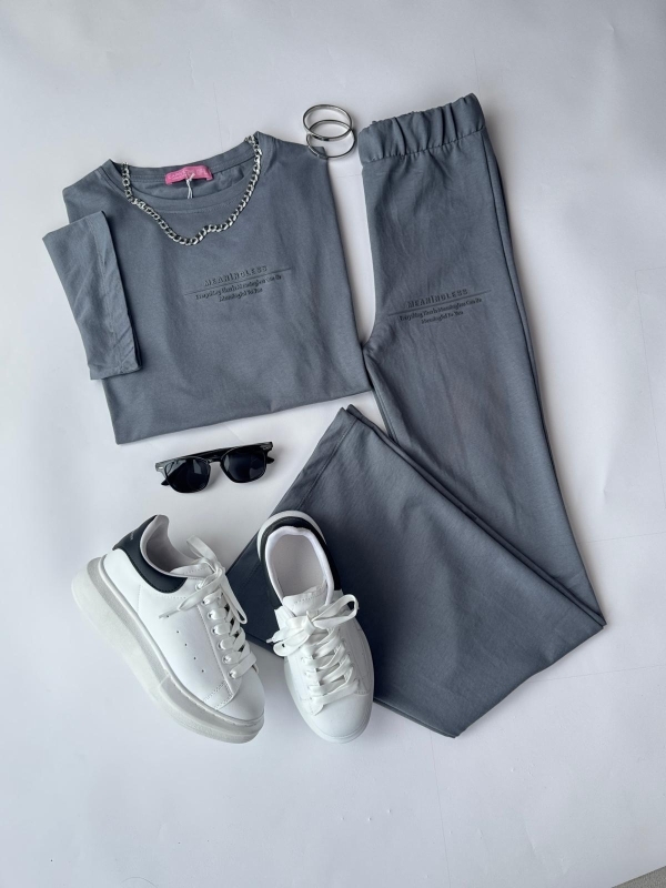 K060 Füme Meaningless Kabartma Yazı Baskılı Tshirt İspanyol Paça Pantolon Supreme Kumaş İkili Takım Beyaza Siyah Detaylı Yüksek Taban Suni Deri Muadil Snekaer Üçlü Kombin