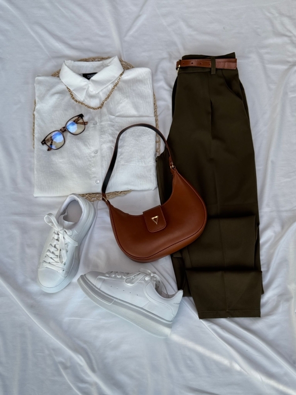 K074 Beyaz Aerobin Kumaş Cep Detaylı Gömlek Haki Kemerli Havuç Model Atlas Kumaş Pantolon Taba Muadil Suni Deri Çanta Beyaz Yüksek Taban Suni Deri Muadil Snekaer Dörtlü Kombin