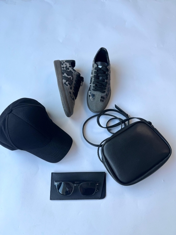 K079 Füme Leopar SMB Şeritli Sneaker Siyah Mini Kare Suni Deri Çanta Siyah Cam Güneş Gözlüğü Siyah Kumaş Cap Şapka Dörtlü Kombin