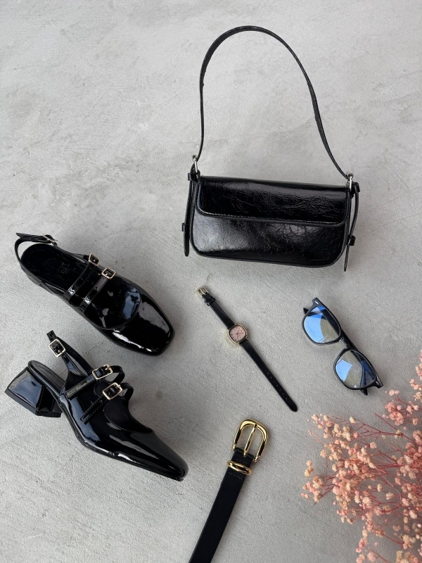 K086 Siyah Rugan Çift Bant Kısa Topuklu Ayakkabı Siyah Rugan Kemer Detaylı Omuz Çantası Siyah Köprü Gold Tokalı Suni Deri Kemer Siyah Kalın Çerçeveli Gözlük Siyah Suni Deri Kordonlu Kare Gold Çerçevel
