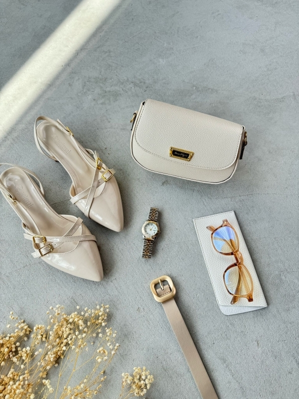 K087 Krem Rengi Rugan Sivri Topuklu Ayakkabı Full Çelik Kol Saati Krem Rengi Çanta Gold Tokalı Kemer Vizon İmaj Gözlüğü Beşli Kombin