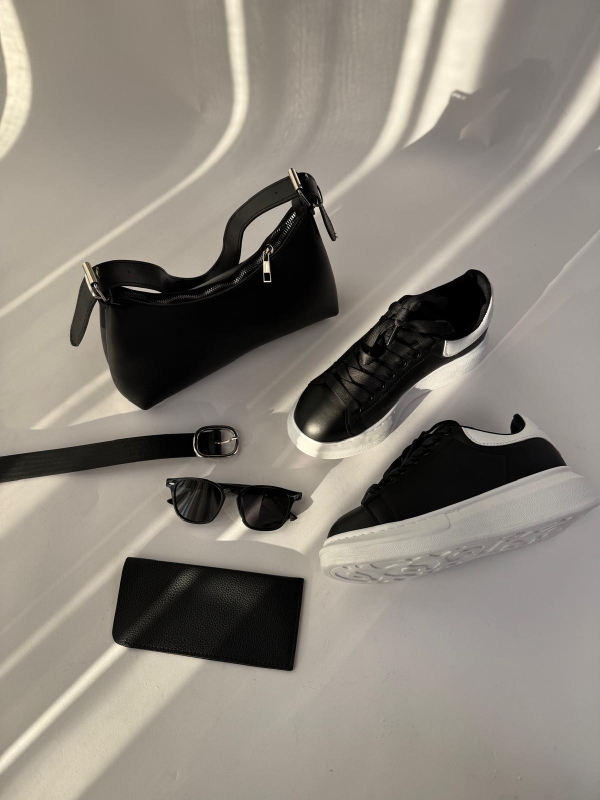 K088 Siyaha Beyaz Yüksek Taban Suni Deri Muadil Snekaer Siyah Yazı Detay Fermuarlı Çanta Siyah Sılver Tokalı Suni Deri Kemer Siyah Cam Siyah Çerçeveli Gözlük Dörtlü Kombin
