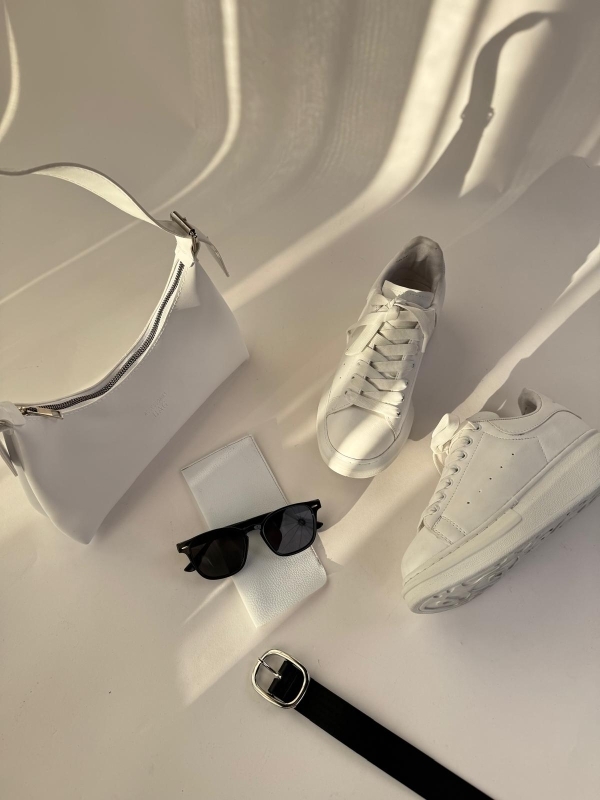K089 Beyaz Yüksek Taban Suni Deri Muadil Snekaer Siyah Sılver Tokalı Suni Deri Kemer Beyaz Yazı Detay Fermuarlı Çanta Siyah Cam Siyah Çerçeveli Gözlük Dörtlü Kombin