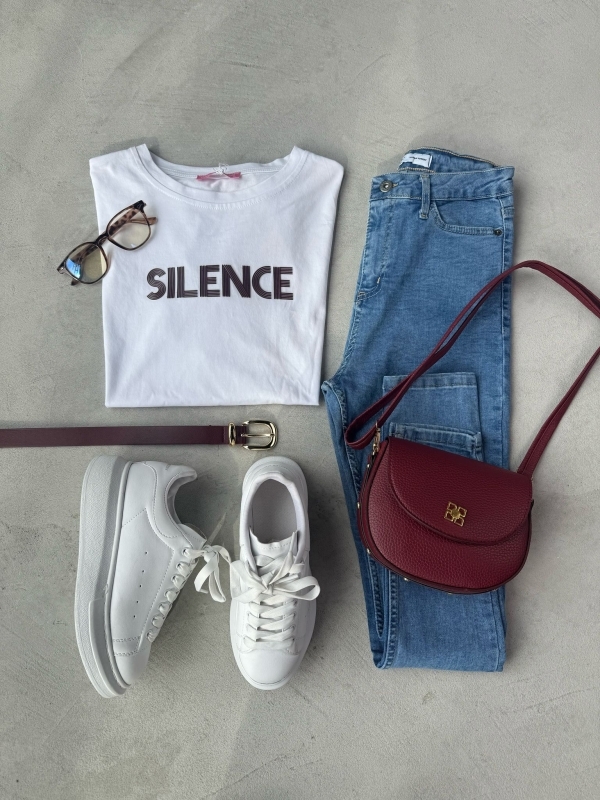 K091 Beyaz Kabartma Baskılı Tişört Mavi Skinny Jean Yüksek Taban Sneaker Gold Tokalı Kemer Bordo Gold Detay Çanta Beşli Kombin 