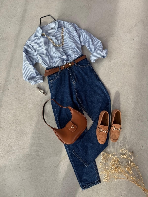 K093 Mavi Çizgili Gömlek Koyu Mavi Momfit Jean Taba Süet Babet Tokalı Kemer Taba Kol Çantası Beşli Kombin 