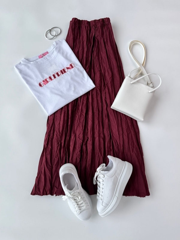 K095 Beyaz Gırlfrıend Yazı Nakışlı Tişört Bordo Buruşuk Kumaş Salaş Etek Beyaz Kısa Askılı Fermuarlı Çanta Beyaz Yüksek Taban Suni Deri Muadil Snekaer Dörtlü Kombin