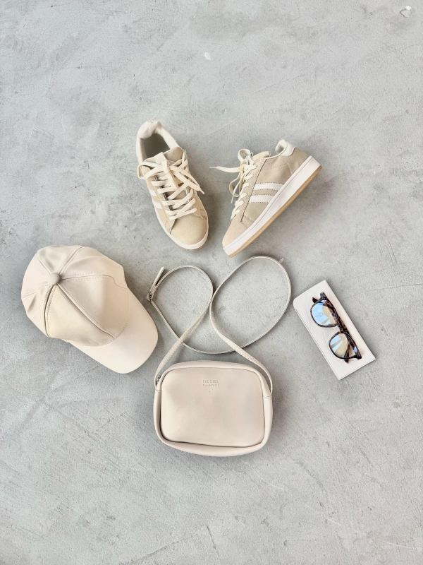 K099 Bej Süet Şeritli Muadil Sneaker Taş Rengi Mini Kare Suni Deri Çanta Taş Rengi Suni Deri Cap Şapka Kahverengi Şeffaf Cam Leopar Desenli İmaj Gözlüğü Dörtlü Kombin