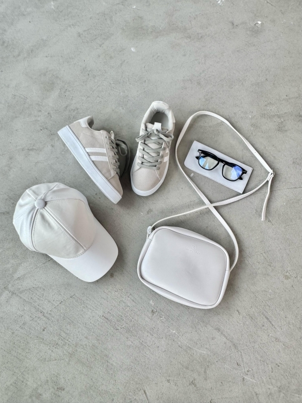 K100 Gri Süet Şeritli Muadil Sneaker Beyaz Mini Kare Suni Deri Çanta Beyaz Suni Deri Cap Şapka Siyah Şeffaf Cam Kalın Çerçeveli İmaj Gözlüğü Dörtlü Kombin