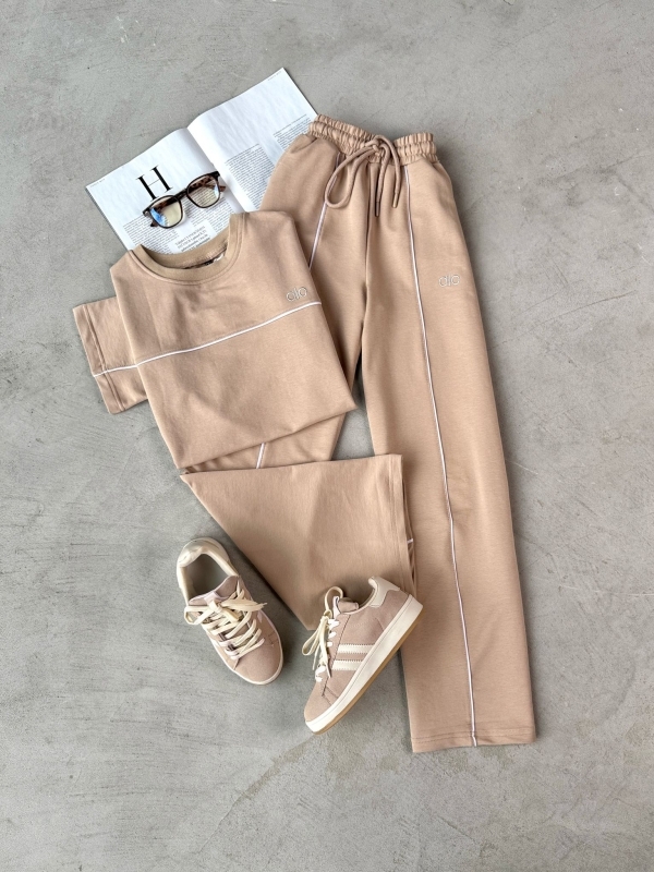 K106 Bej Rengi Muadil Kumaş Bisiklet Yaka Tshirt Bel Lastikli Palazzo Alt Biyeli İkili Takım Bej Rengi Süet Şeritli Muadil Sneaker Üçlü Kombin