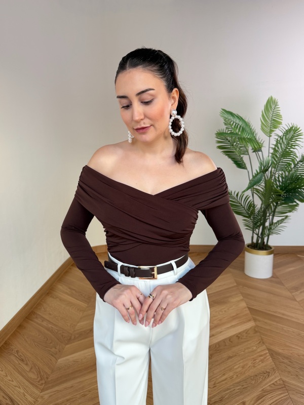 BLZ-06291 Acı Kahve Premium Sandy Kumaş Madonna Yaka Çapraz Bluz - 1