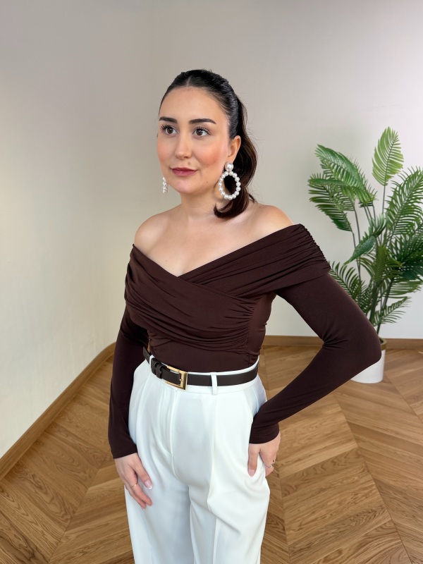 BLZ-06291 Acı Kahve Premium Sandy Kumaş Madonna Yaka Çapraz Bluz - 2