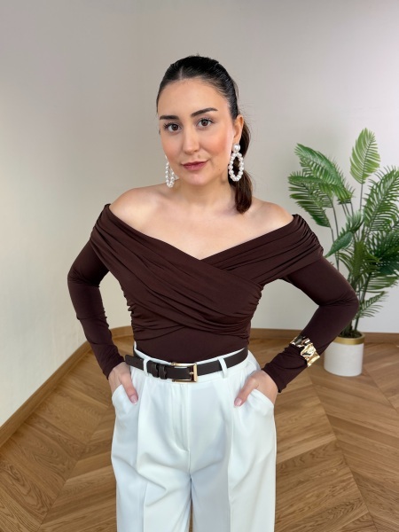 BLZ-06291 Acı Kahve Premium Sandy Kumaş Madonna Yaka Çapraz Bluz - 3