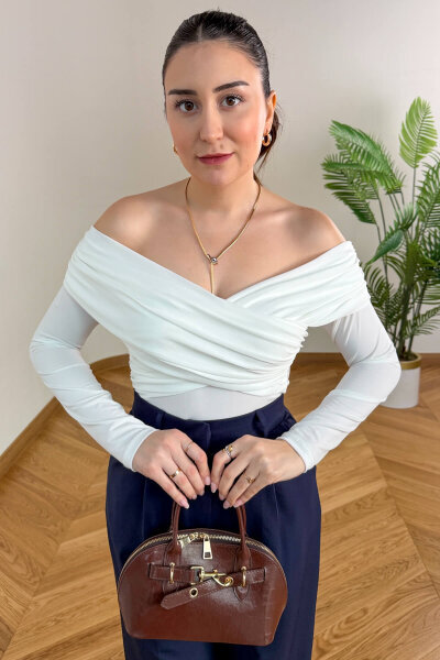 BLZ-06291 Beyaz Premium Sandy Kumaş Madonna Yaka Çapraz Bluz - Cappmoda