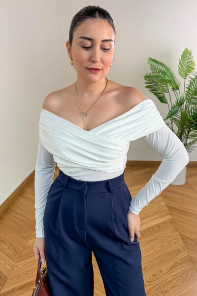 BLZ-06291 Beyaz Premium Sandy Kumaş Madonna Yaka Çapraz Bluz - Cappmoda (1)