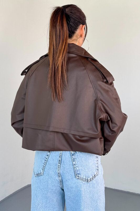 CKT-1004 Kahverengi Suni Deri Kruvaze Yaka Tokalı Kol Detaylı Cropped Ceket - 4
