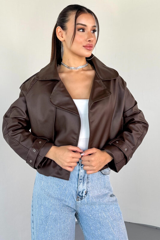 CKT-1004 Kahverengi Suni Deri Kruvaze Yaka Tokalı Kol Detaylı Cropped Ceket - 3