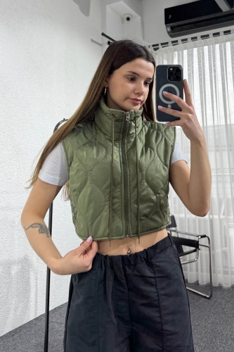 CKT-12431 Haki Yan Çıtçıtlı Dik Yaka Şişme Crop Yelek - 2