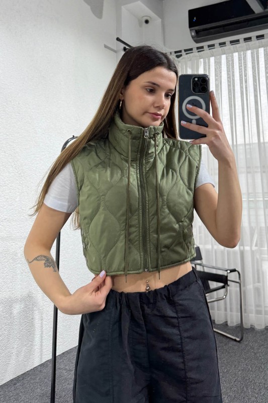 CKT-12431 Haki Yan Çıtçıtlı Dik Yaka Şişme Crop Yelek - 2