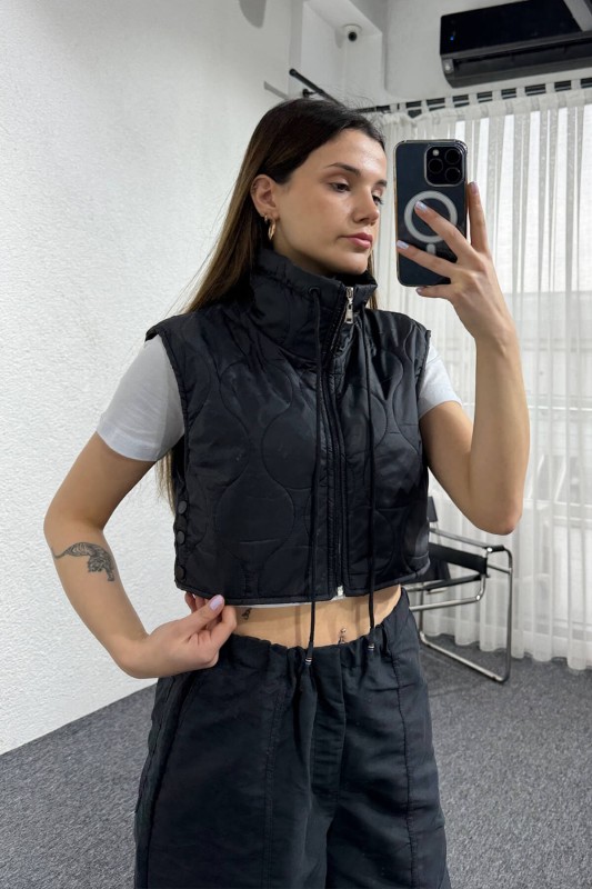 CKT-12431 Siyah Yan Çıtçıtlı Dik Yaka Şişme Crop Yelek - 1