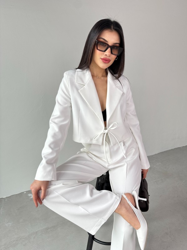 CKT-12441 Beyaz Vatkalı Ön Bağlamalı Crop Ceket - 1