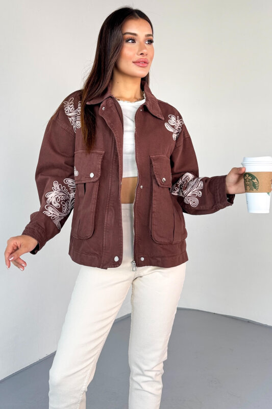 CKT-2831 Kahverengi Cep Kapaklı Kontrast Nakışlı Denim Ceket - 2