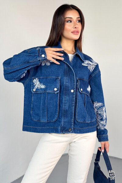 CKT-2831 Mavi Cep Kapaklı Kontrast Nakışlı Denim Ceket 