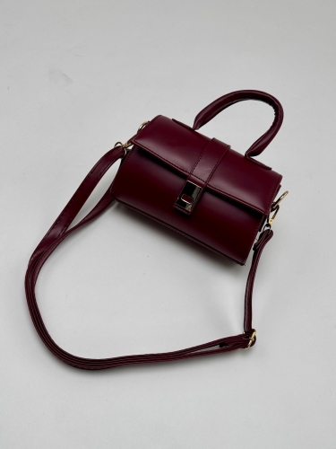 ÇNT-3021 Bordo Gold Kilit Detaylı Suni Deri Crossbody Omuz Çantası - Cappmoda