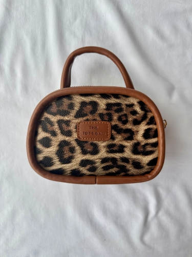 ÇNT-3023 Leopar Taba Şeritli Logo Etiketli Çift Bölmeli Suni Deri Omuz Ve El Çanta - Cappmoda