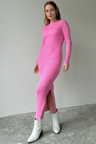 ELB-01713 Pembe Tam Vücuda Oturan Yırtmaçlı Uzun Triko Elbise - 1