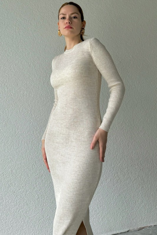 ELB-01713 Krem Rengi Tam Vücuda Oturan Yırtmaçlı Uzun Triko Elbise - 2