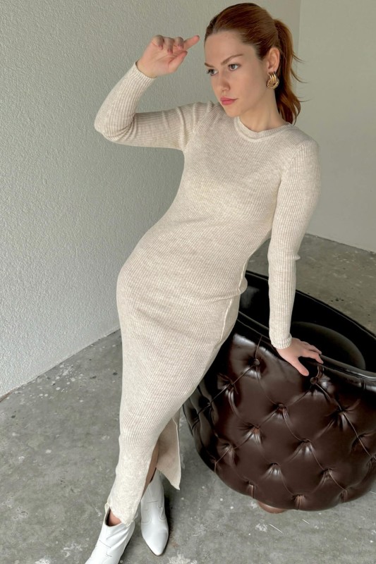 ELB-01713 Krem Rengi Tam Vücuda Oturan Yırtmaçlı Uzun Triko Elbise - 4