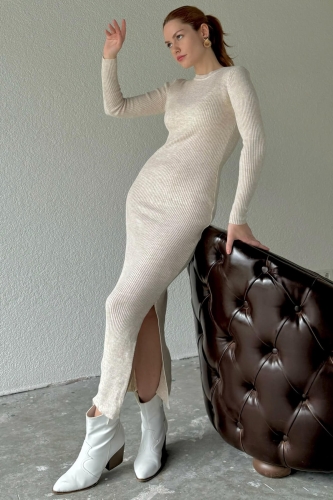 ELB-01713 Krem Rengi Tam Vücuda Oturan Yırtmaçlı Uzun Triko Elbise 
