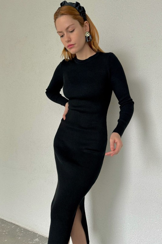 ELB-01713 Siyah Tam Vücuda Oturan Yırtmaçlı Uzun Triko Elbise - 2