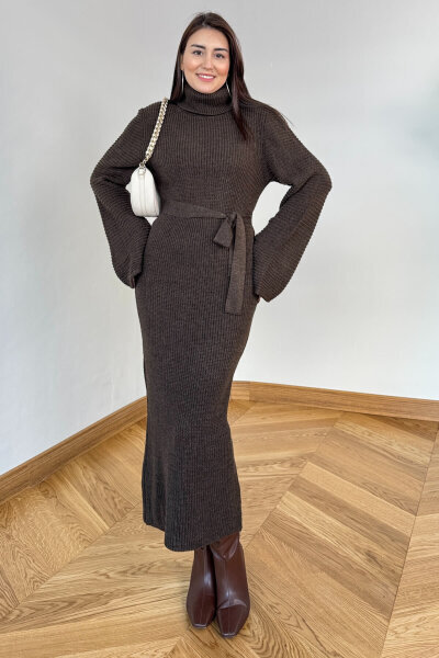 ELB-5199 Acı Kahve Kuşaklı Balıkçı Yaka Pelerin Kollu Uzun Triko Elbise - 4