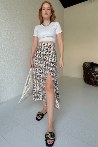 ETK-02311 Beyaz Etnik Desenli Yandan Fermuar Yırtmaçlı Midi Boy Etek - 3