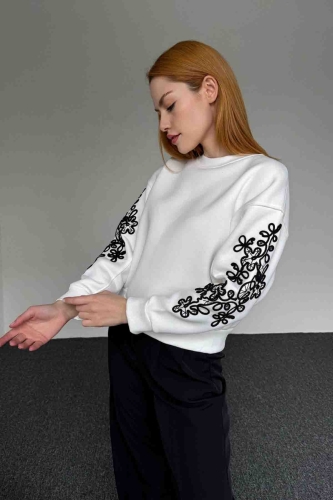 SWT-14282 Beyaz Kol İşlemeli Bisiklet Yaka Salaş Sweatshirt 
