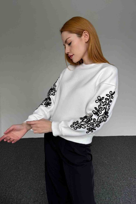 SWT-14282 Beyaz Kol İşlemeli Bisiklet Yaka Salaş Sweatshirt - 1