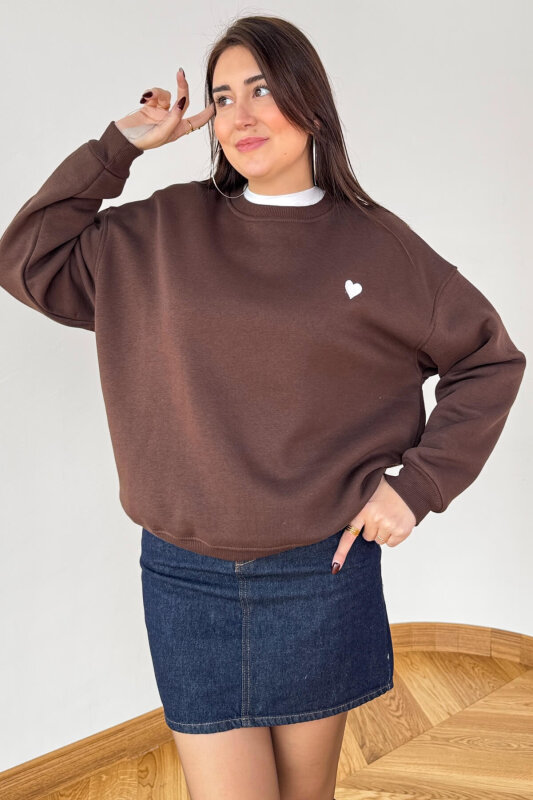 SWT-1667 Acı Kahve Kalp Nakışlı Oversize Şardonlu Üç İplik Kompakt Penye Kumaş Sweatshirt - 1